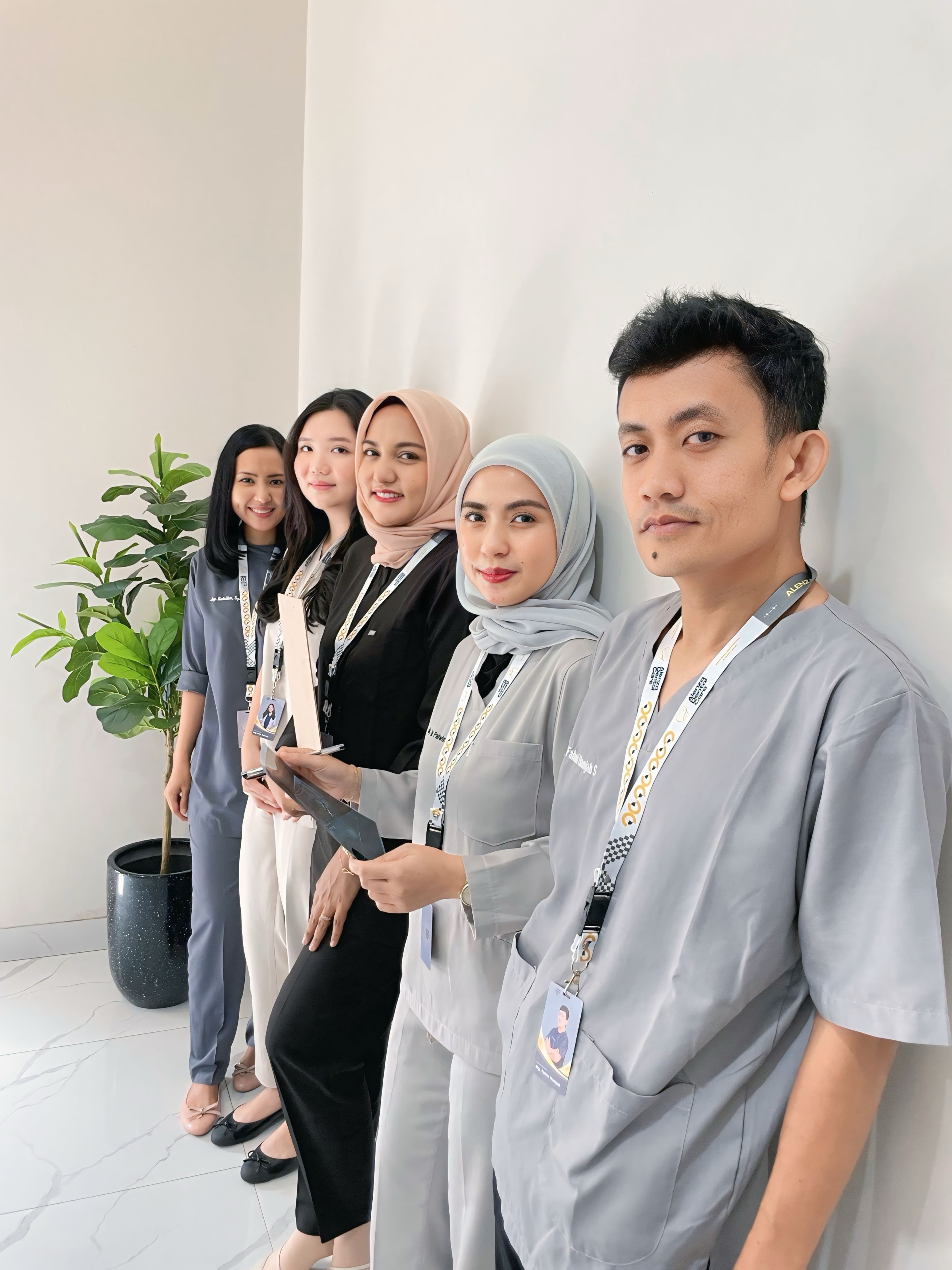Tim dokter Alenza Dental