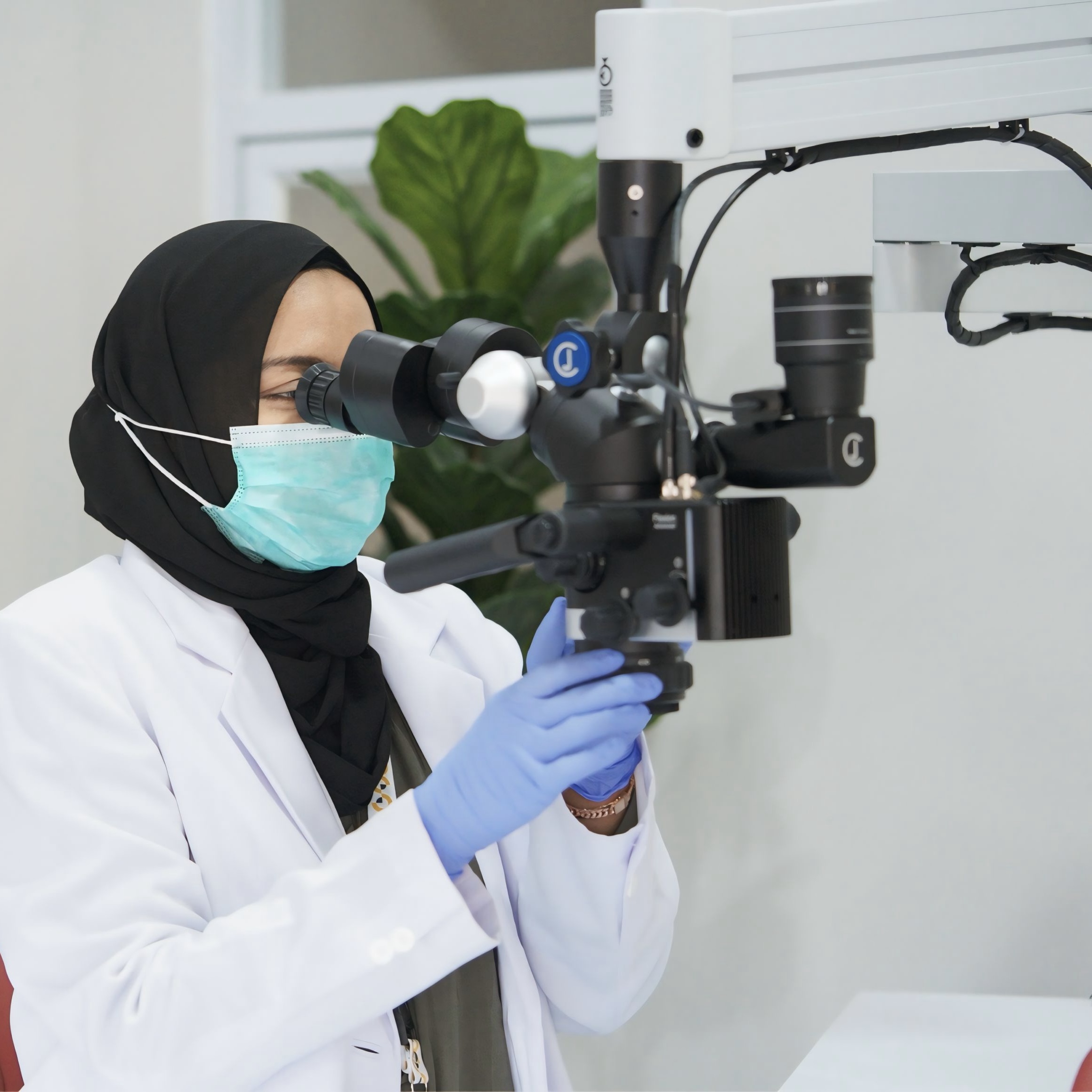 Microscope dental untuk tindakan presisi di Alenza
